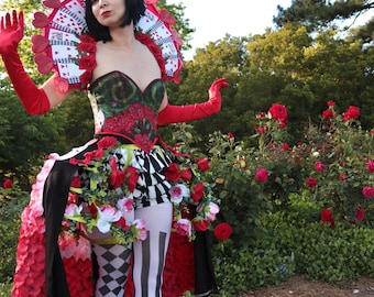 Vestido de 3 piezas y cuello de la Reina de Corazones (Pinta las Rosas de Rojo), hecho a medida.