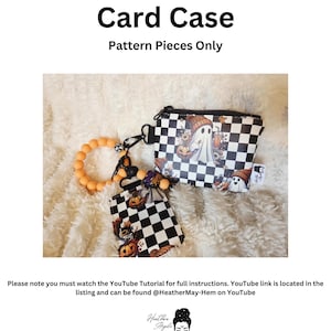 Peut inclure: Un portefeuille et un porte-cartes à carreaux noirs et blancs sur le thème d'Halloween. Le portefeuille présente une fermeture éclair et un motif avec des fantômes et des citrouilles. L'image comprend également un porte-clés assorti et le texte "Craft Show Wallet & Card Case".