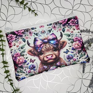 Estuche de vinilo con diseño de vaca de las Tierras Altas, 6 x 9, con múltiples flores, diseño de vaca, galaxia, bolso, organizador de cartera