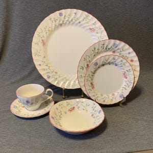Johnson Bros. &quot;Summer Chintz&quot; Discontinued 6 Piece Place Setting in Beautiful Condition!