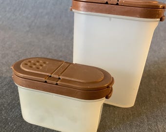 Contenitori per spezie Tupperware d'epoca, uno grande e uno piccolo, in condizioni eccellenti!