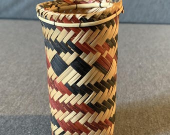 Pequeña embarcación de caña de río tejida a mano, ¡posiblemente de origen nativo americano!