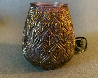Calentador Scentsy Opulence de tamaño completo en vidrio morado texturizado con detalles dorados metálicos.