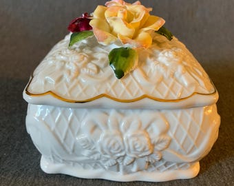 ¡Joyero con temática de rosas de la colección de porcelana Hermitage Pottery!