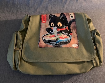 Schoudertas van "Vodiu" Canvas crossbody-stijl met zwarte pot slurpende ramensoep!