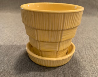 ¡Pequeña jardinera vintage McCoy Yellow Basket Weave con bandeja adjunta!