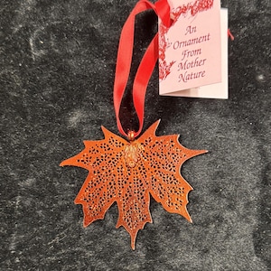 Adorno de hoja de arce azucarero Diseñado a partir de una hoja real Adorno navideño de cobre iridiscente cortado con láser Adorno de arce azucarero cortado con láser