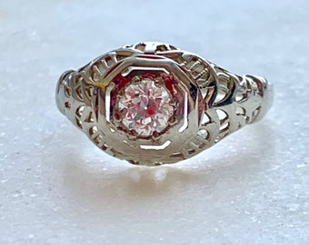 FENELL | Art Déco Solitärring aus Weißgold und Diamant im European Cut | 18k Weißgold | Wunderschöne filigrane Handwerkskunst