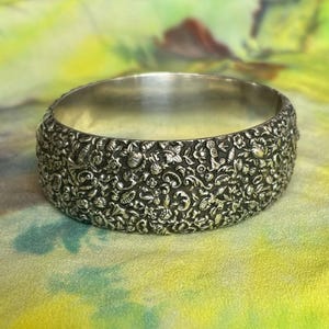 O TEEMING WORLD / Brazalete victoriano repujado en plata de ley / Brazalete hueco con bisagra / Tema natural / Interesante paisaje marino floral