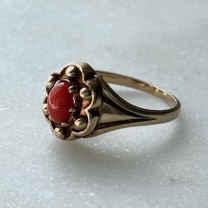DEMELZA / Anillo de oro y coral vintage de estilo victoriano / Sello de Londres / Coral rojo tomate intenso / Gran cobertura de dedos / Renacimiento victoriano