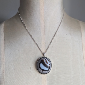 ZOILA | Antiker SEHR GROSSER Gebänderter Achat und Silber Anhänger | Viktorianisch | Edwardian | Broschenwandlung | Silber | Rolo Kette enthalten