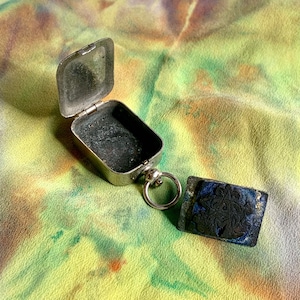 LASCIA IL TUO SEGNO / Antico portachiavi con timbro a inchiostro in metallo color argento / Inizio del XX secolo / Probabilmente edoardiano / tema floreale / Timbro completamente funzionale