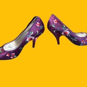 Vintage NORMA KAMALI Pumps Purple Embroidered Floral image 3