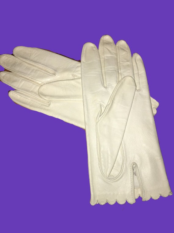 Vintage/Retro white leather ladies gloves - image 1