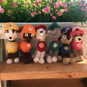 Crochê tv filhotes de pelúcia brinquedo, pelúcia, softie, Amigurumi, feito sob encomenda cão policial cão de fogo