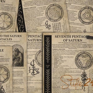 Puede incluir: Una colección de páginas de pergamino envejecido con símbolos y textos ocultos, incluyendo el "Séptimo Pentáculo de Saturno". Las páginas presentan ilustraciones de figuras, diseños geométricos y escritura a mano. Un rollo y otros objetos rituales también están presentes.