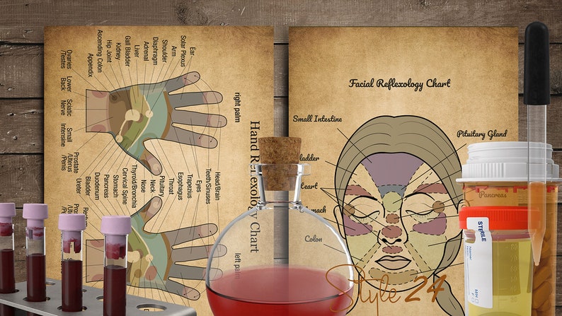 Puede incluir: Dos gr&aacute;ficos de estilo vintage que muestran los puntos de reflexolog&iacute;a de la mano y la cara. Los gr&aacute;ficos est&aacute;n sobre un fondo de madera con tubos de ensayo y una botella de vidrio con un tap&oacute;n de corcho.