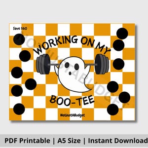 Puede incluir: Un póster imprimible de tamaño A5 con una ilustración en blanco y negro de un fantasma levantando una barra de pesas con el texto "WORKING ON MY BOO-TEE" y "Save $60" en la esquina superior izquierda.
