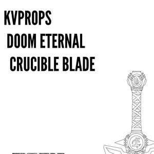Puede incluir: Un dibujo en blanco y negro de la Hoja del Crisol del videojuego Doom Eternal. La hoja es una espada de doble filo con una empuñadura grande y ornamentada. El texto "KVPROPS DOOM ETERNAL CRUCIBLE BLADE" está en la parte superior de la imagen. El logotipo de Doom Eternal está en la parte inferior de la imagen.