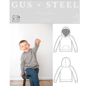 Op de afbeelding: Een kind in een grijze hoodie en een blauwe jeans zit op een zwarte kruk. De afbeelding bevat een lijntekening van een hoodie en de tekst "GUS + STEEL Hoodie 0/3-8/9". De hoodie heeft een voorzak en een capuchon.