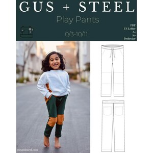 Pode incluir: Uma criança vestindo uma calça de brincar branca e verde com detalhes marrons. A calça faz parte de um padrão de costura para os tamanhos 0/3 a 10/11. O padrão está disponível em formato PDF e pode ser impresso em papel US Letter, A4, A0 ou para projetor.