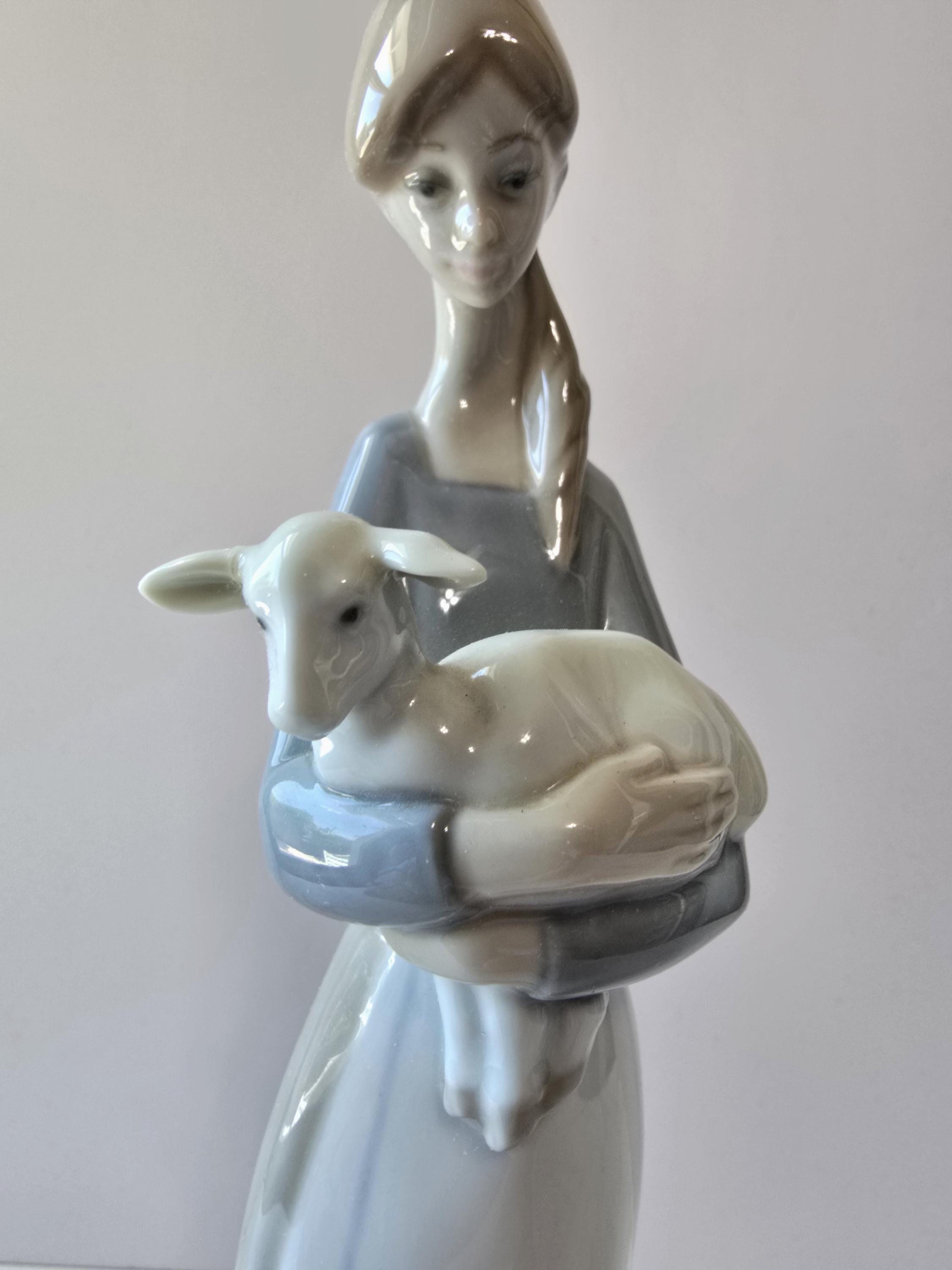 リヤドロ製LLADRO「子羊を抱く少女」陶器人形スペイン製 【公式通販】