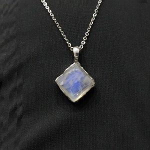 Colgante de plata con piedra lunar arcoíris hecho a mano - Piedra de nacimiento de junio