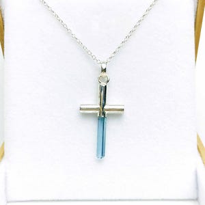 Kruishanger aquamarijn: katholieke sterlingzilveren katholieke sieraden