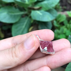 以下が含まれることがあります： ベゼルセッティングにセットされたピンクのファセットカットのクリスタルが付いたシルバーペンダント