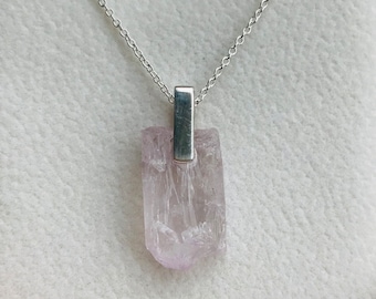 Ciondolo fatto a mano in argento sterling con cristallo di kunzite rosa.