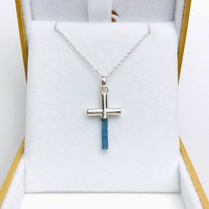 Kruishanger aquamarijn: katholieke sterlingzilveren katholieke sieraden