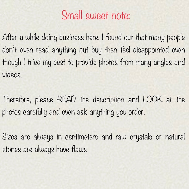 以下が含まれることがあります： 「Small sweet note:」というテキストの後に、購入前に説明文を読むことと写真を見ることの重要性を説明するメッセージが書かれたメモ。メモには、サイズがセンチメートルで、原石や天然石には欠陥がある可能性があることも記載されている。