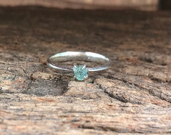 Petite bague en saphir vert - bague minimaliste - bague en argent saphir - saphir du vietnam-bague minimaliste en pierre-cadeau pour elle-bague août