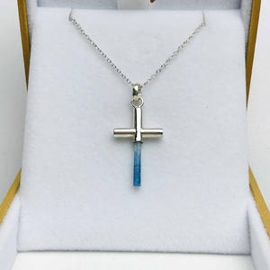 Kruishanger aquamarijn: katholieke sterlingzilveren katholieke sieraden