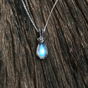 Pendentif en forme de pierre de lune arc-en-ciel enroulé - Collier en argent sterling