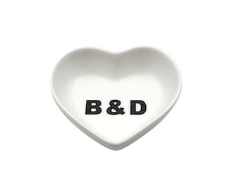 Plato de anillo de corazón personalizado: soporte de cerámica para joyas, regalo de compromiso