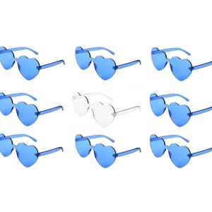 Może przedstawiać: Zestaw ośmiu okularów przeciwsłonecznych w kształcie serca, siedem jest niebieskich, a jeden jest przezroczysty.
