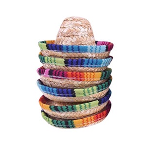 Puede incluir: Una pila de sombreros de paja tejidos de colores brillantes con un patrón de arcoíris.