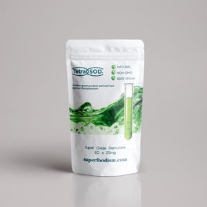 Puede incluir: Bolsa blanca con texto verde y un diseño de ola verde. El texto dice "Tetra SOD. Natural, No-GMO, 100% Vegano." La bolsa contiene Superóxido Dismutasa, 60 x 25mg. El sitio web superfoodism.com está impreso en la bolsa.