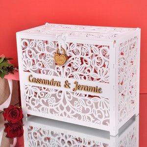 Hochzeitskartenbox mit Schlitz.  Weiße Hochzeitskartenbox mit Dekoverschluss