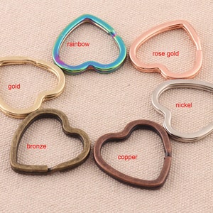 Può includere: Sei portachiavi a forma di cuore in diversi colori: oro, arcobaleno, oro rosa, nichel, bronzo e rame.