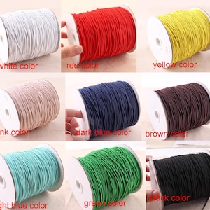 Puede incluir: Nueve carretes de cordón elástico en varios colores, incluyendo blanco, rojo, amarillo, rosa, azul oscuro, marrón, azul claro, verde y negro.