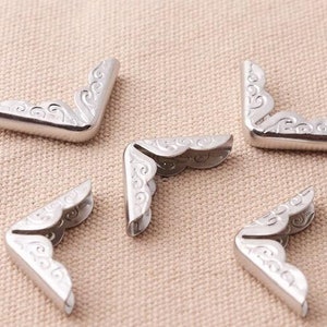 50pcs metalen hoek beschermers reliëf protector tips zilver kleine 29 * 21mm ijzer 3 zijden hoek voor boek scrapbooking mappen hoeken