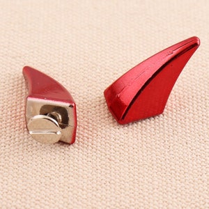 10sets Schroef rug studs, Rivet Stud Spikes, 12mm x 18mm, Red Horn Shape Metal Schroef terug klinknagels voor lederen ambachtelijke portemonnee maken