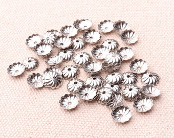 50pcs molto piccolo fiore tappi 7mm argenteo colore scanalato in Mini Dome tappi piccolo branello Cap trovare