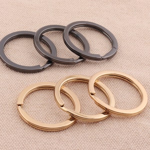 Peut inclure: Quatre porte-clés noirs et trois porte-clés dorés. Les porte-clés sont tous liés ensemble.