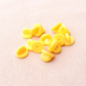 15pcs rubberen PIN ruggen 12mm gele plastic PIN terug rubberen PIN terug voor revers pinnen klauwen