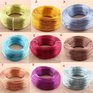 Puede incluir: Nueve carretes de alambre de colores, cada uno enrollado en un círculo. Los colores son: dorado, azul claro, rojo, marrón, melocotón, morado y azul claro. Los carretes están numerados del 1 al 9.