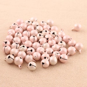 100pcs rosa Farbe kleine Glocke Jingle Glocke 8mm Metall lose Perlen Weihnachten Dekoration Schmuck Schmuck Zubehör