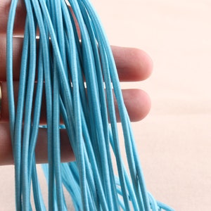 Op de afbeelding: Een bundel lichtblauwe elastische koord, perfect voor knutselprojecten.
